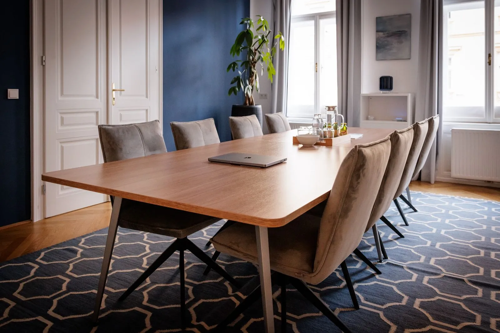 Besprechungsraum der Kanzlei Peschel & Partner mit langem Holztisch und Fensterfront